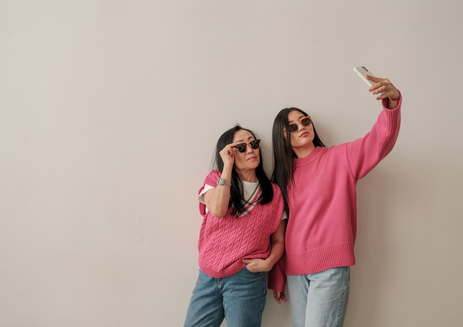 Zwei Creator im Pink-Look beim Selfie